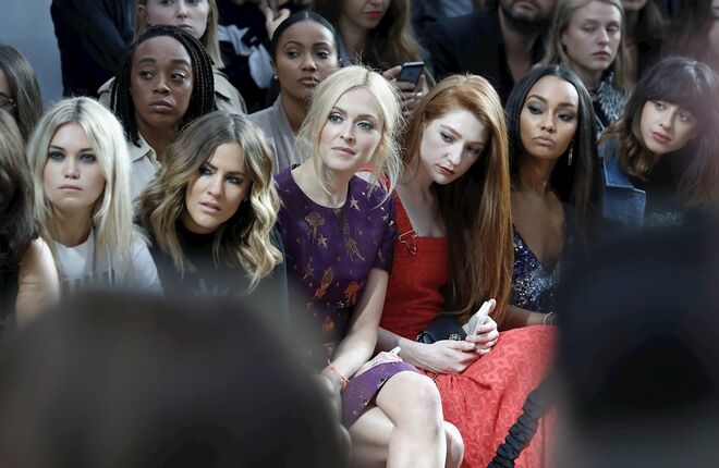 Kara Rose Marshall, Caroline Flack, Fearne Cotton, Nicola Roberts, Leigh-Anne Pinnock e Louisa Rose Allen (Foxes)