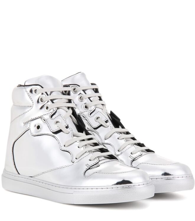 Balenciaga, €425, em mytheresa.com