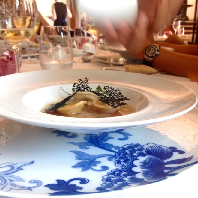 ENTRADA | Carpacio de camarão, servido com o seu caldo temperado de lima kafir, acompanhado de raviolis de foie gras