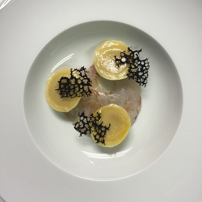 ENTRADA | Carpacio de camarão, servido com o seu caldo temperado de lima kafir, acompanhado de raviolis de foie gras