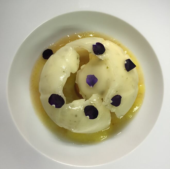 SOBREMESA | Ananás dos açores, acompanhado de creme de marcarpone e sorbet limão com mel e alecrim