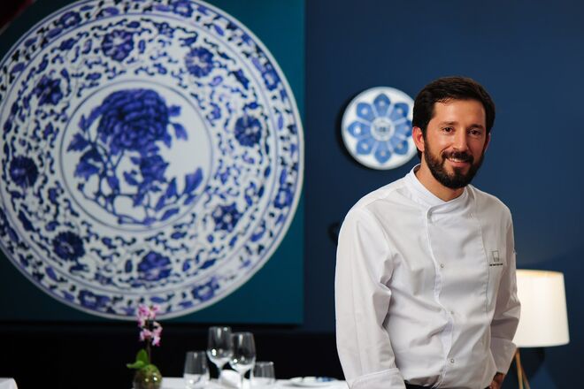 O Chef André Lança Cordeiro cria e mistura sabores no restaurante do hotel Palácio do Governador, onde se prova a sua cozinha de autor.
