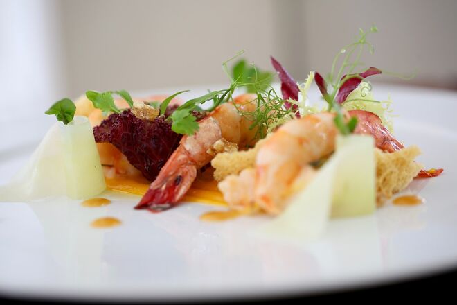 Salada de camarão, pão de mel e nozes com vinagreta de caipirinha (€22)