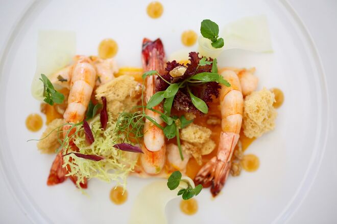 Salada de camarão, pão de mel e nozes com vinagreta de caipirinha