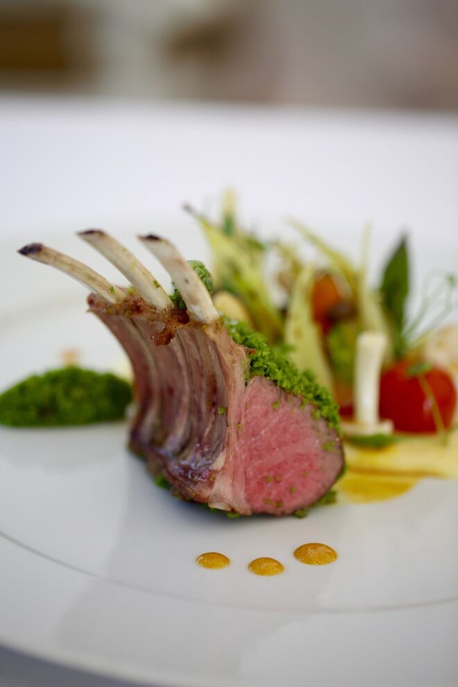 Carré de borrego em ervas do jardim medieval da Quinta e molho de caril