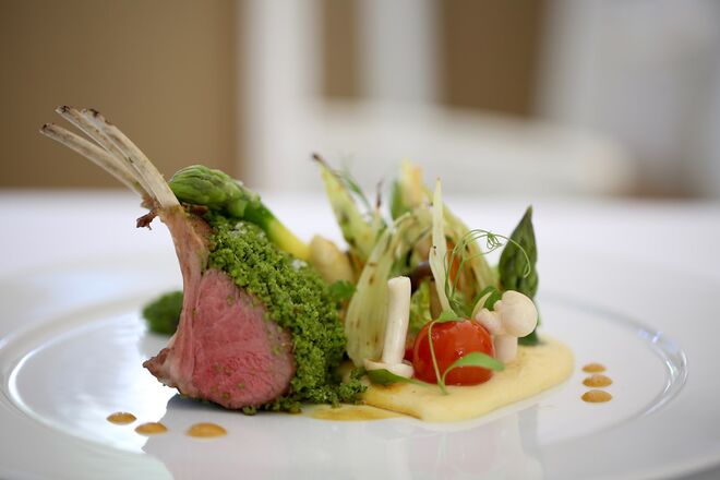 Carré de borrego em ervas do jardim medieval da Quinta e molho de caril (€32)