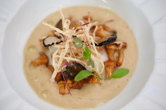 Ovo de galinha cozido a baixa temperatura, espuma de cogumelos e aromas de trufa (€15,50)