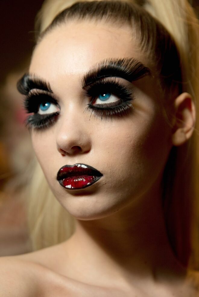 3. Remover a maquilhagem de forma errada