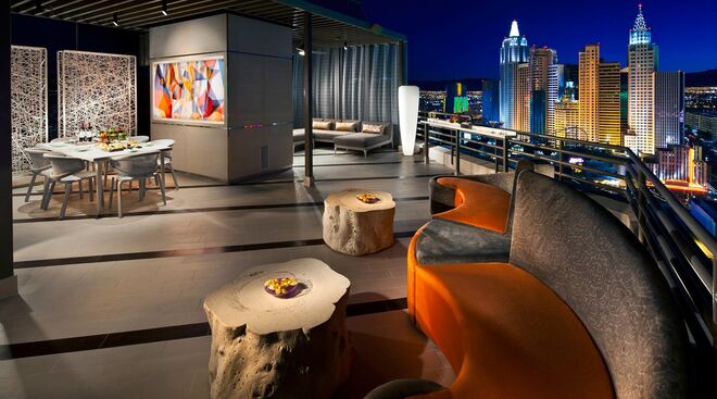 MGM Grand Hotel & Casino, Las Vegas | Este é o hotel em que Tiger Woods realiza o campeonato de poker que tem o seu nome (“Tiger Poker Night”). No entanto, há anos que não o utiliza para jogar poker. Os seus jogos extra conjugais, custaram-lhe muito mais que um jogo de poker: foi neste hotel que a sua ex-mulher descobriu a infidelidade dele com uma empregada do hotel.