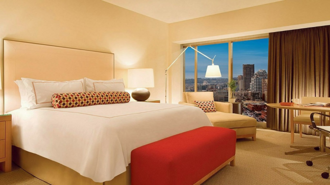 Four Seasons, Seattle | O famoso futebolista Aslhey Cole, conhecido por não ser o tipo de marido fiel, teve um encontro sexual com a norte-americana Ann Corbitt, que Cole conheceu durante uma digressão de dez dias que o Chelsea fez pelos Estados Unidos. 