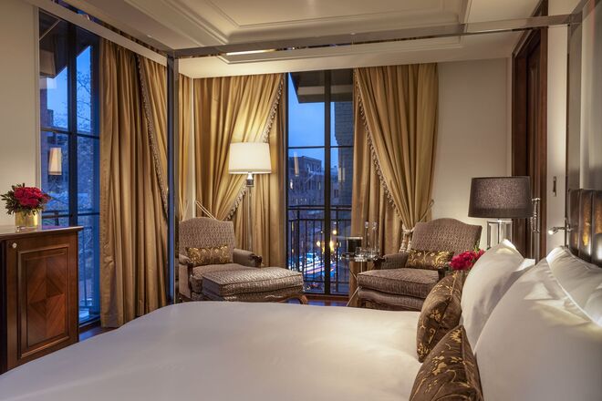 The Mayflower Renaissance, Washington, D.C. | O ex. governador de Nova Iorque, Eliot Spitzer, passou uma noite com uma prostituta a 13 de Fevereiro de 2008 e, noutra ocasião, o ex. presidente Bill Clinton foi fotografado a abraçar Mónica Lewinsky. 