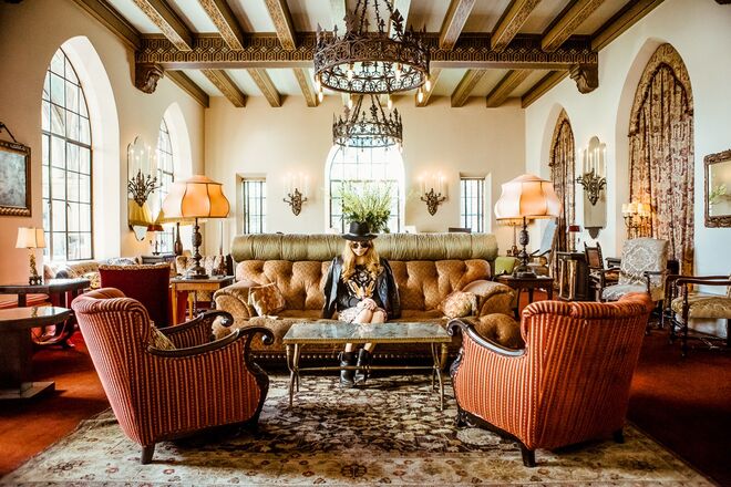 Chateau Marmont, Los Angeles | Quando estava noivo de Miley Cirus, o ator Liam Hemsworth foi apanhado a beijar a loira January Jones de Mad Men, durante uma festa Pré-Óscares realizada no hotel. 