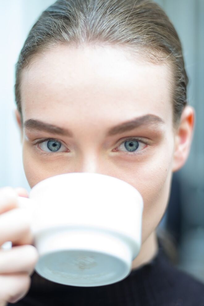 3. Hidratar: seja qual for o seu tipo de pele, seca ou oleosa, saiba que todas as peles necessitam de hidratação, após o processo de limpeza. 