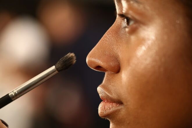 1. Limpar: o processo de limpeza do rosto deve ser adequado ao tipo de pele em questão: em géis ou espumas suaves, para pele mista a oleosa, ou em cremes e leites de limpeza delicados, para pele normal a seca. 