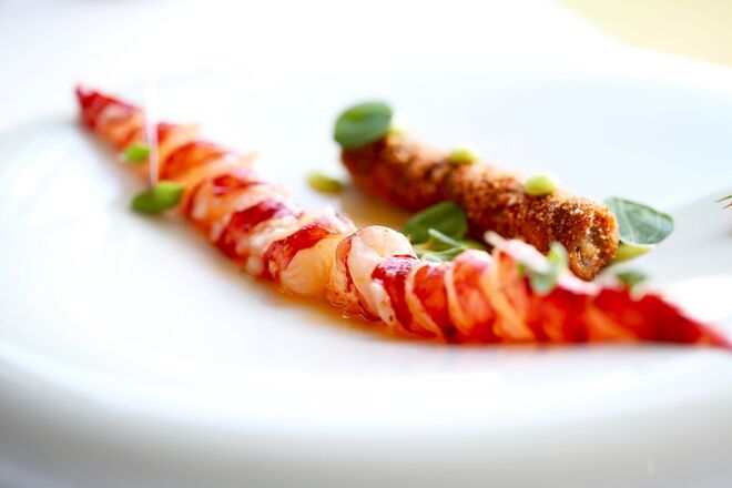 Carabineiro com migas à nossa maneira e consommé  aromatizado com gengibre