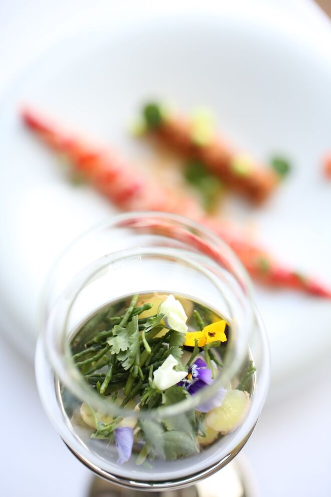 Carabineiro com migas à nossa maneira e consommé  aromatizado com gengibre