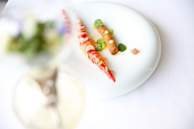 Carabineiro com migas à nossa maneira e consommé  aromatizado com gengibre