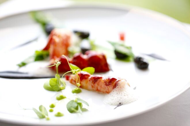 Lavagante assado, gnocchis com tinta de choco e texturas de ervilha