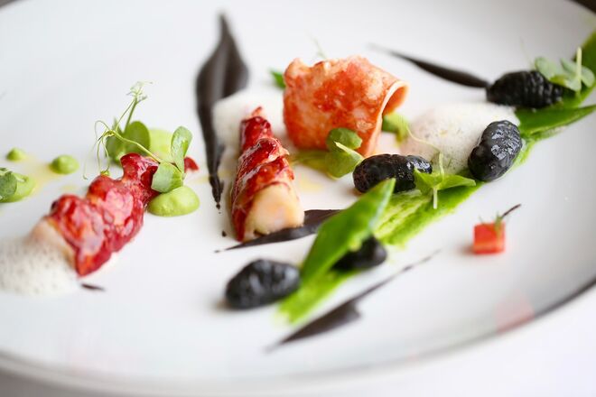 Lavagante assado, gnocchis com tinta de choco e texturas de ervilha