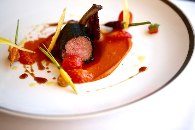 Carré de cordeiro, polvo, puré de tomate com miso e alga nori