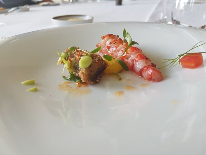 Carabineiro com migas à nossa maneira e consommé  aromatizado com gengibre