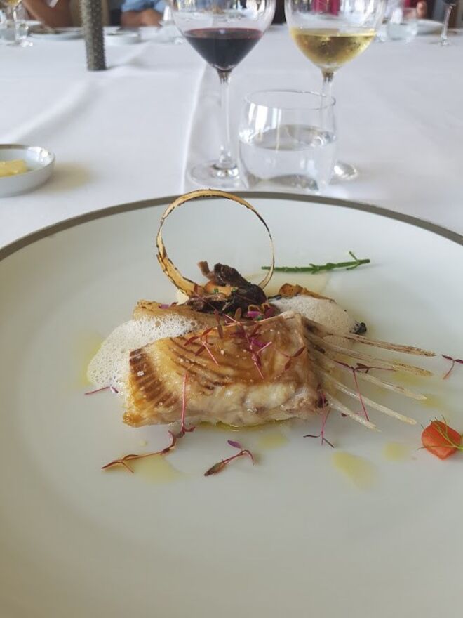 Pregado da nossa costa com seu glacê, salsifi em duas maneiras e cogumelos da estação