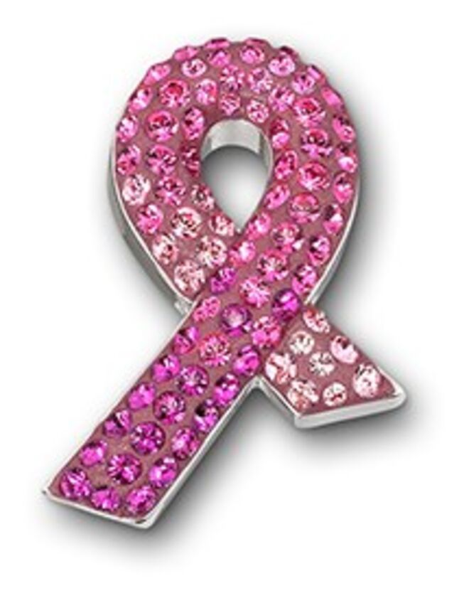 Pink Week by Swarovski  | Este ano a marca preparou a Pink Week, uma semana solidária, de 14 a 18 de outubro, durante a qual 5% de todas as vendas reverterão para a Fundação Laço.  Oferece um pin com este formato.