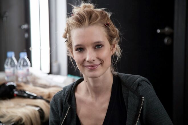 Ilona Smet | Um dos truques da sua rotina de beleza diária é usar cotonetes em torno dos olhos para remover bem a maquilhagem e só parar de usá-los quando ficarem totalmente brancos e sem sombra de cor.