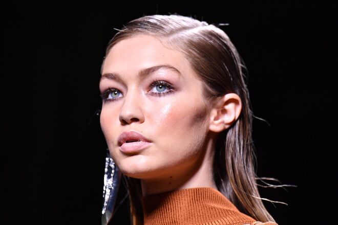 Gigi Hadid | A modelo confessou que a sua rotina de beleza se resume, a maior parte dos dias, à aplicação de três produtos apenas. “Aplico um pó bronzeador, máscara de pestanas, uma borrifadela de perfume e estou pronta.”
