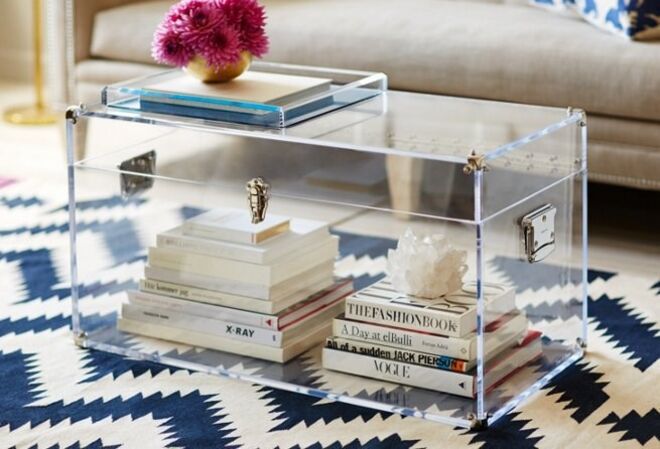 16 | Dentro de uma mesa de centro em vidro;