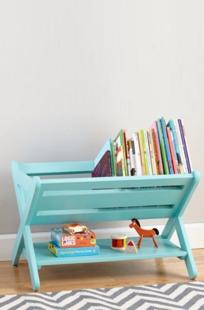 23 | No quarto dos miúdos, desordenados (cores e tamanhos) numa estante original e colorida, para um ambiente divertido;