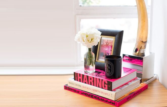 20 | Em cima de cómodas com combinações de cores improváveis (rosa e encarnado, azul e verde, amarelo e azul);