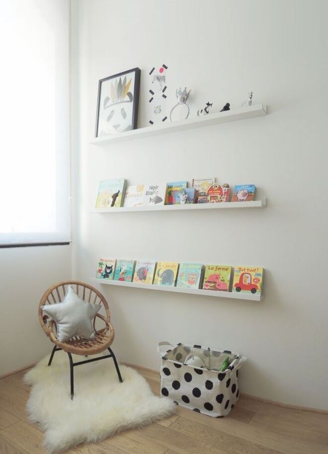 19 | Expostos como quadros em prateleiras fininhas;