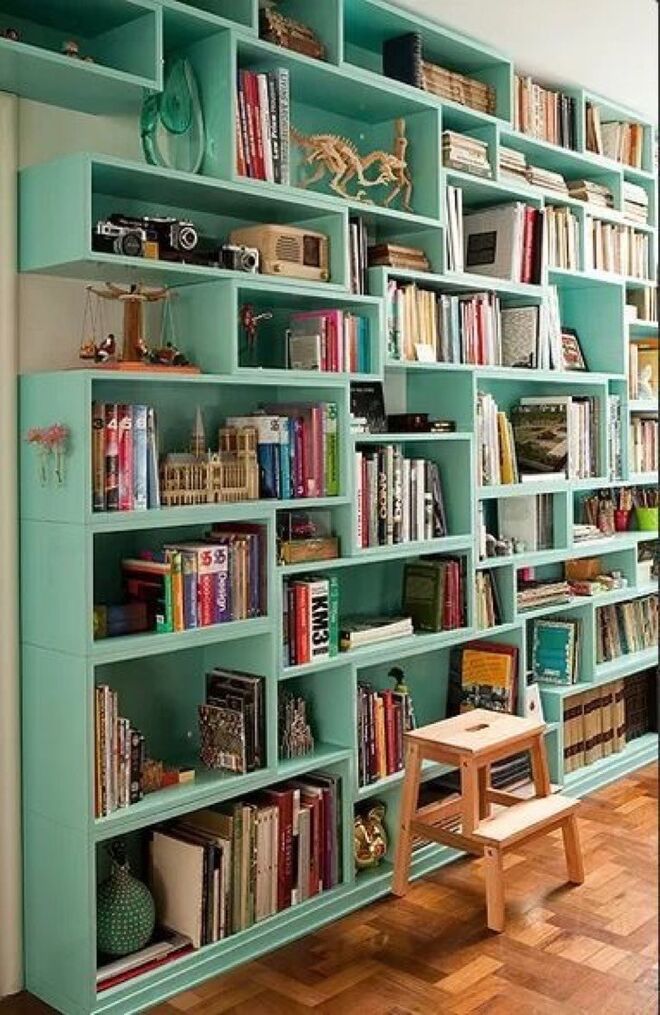 17 | Coloridos numa estante colorida, para um ambiente despreocupado e vintage;