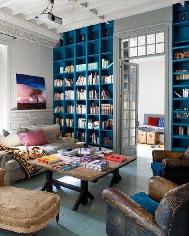 15 | Em tons neutros que contrastem com uma estante colorida;