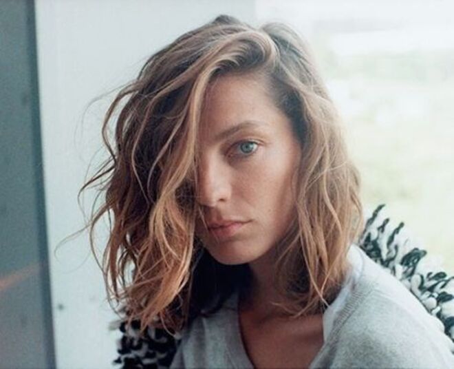 1. Escovas de cabelo | Use uma escova suave e penteie-se apenas quando precisa. A escova demasiado dura e o ato de escovar (quando agressivo ou excessivo) são prejudiciais à saúde do seu cabelo. Opte por uma escova macia (vale a pena comprar uma na farmácia) e evite pentear-se sem necessidade.