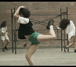 Um passo de dança com a Melissa