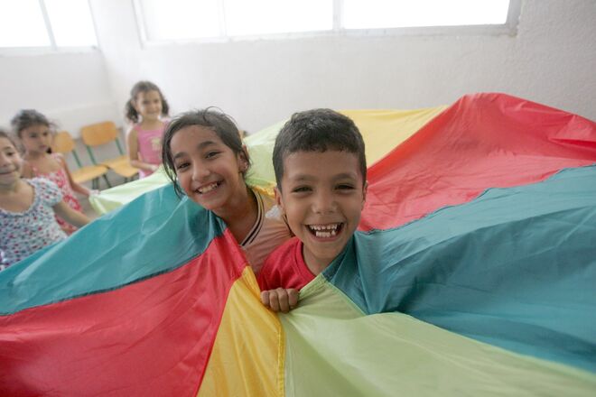 War Child | Com a campanha “Vamos Brincar para a Mudança”, a War Child providencia às crianças afetadas pelo conflito na Síria, que estão na Jordânia e no Líbano, um ambiente seguro parabrincarem, aprenderem e poderem desenvolver-se.