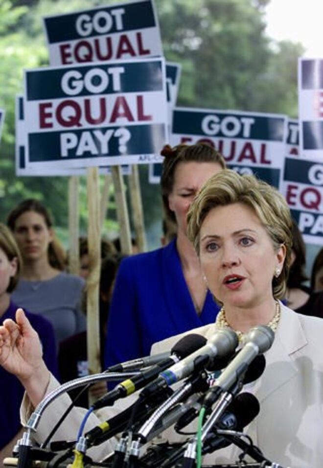 “Estas questões são muitas vezes chamadas de questões de mulheres. Bom, eu sou uma orgulhosa lutadora de questões de mulheres, porque acredito firmemente que o que é bom para as mulheres é bom para a América.” (fotografia de 2001)