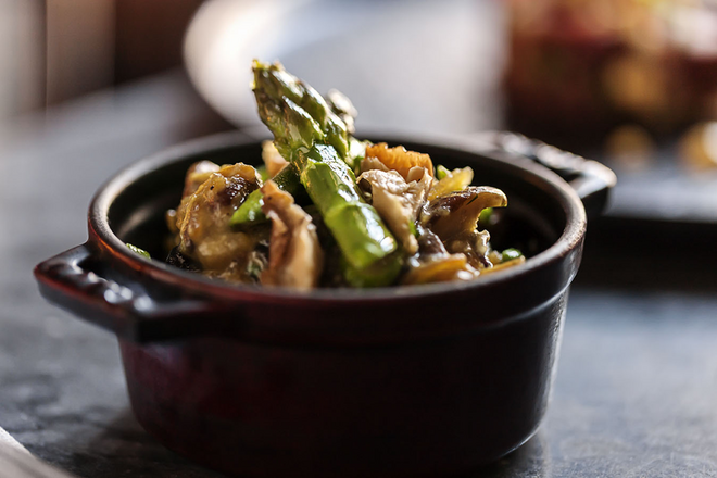 Brás de cogumelos e espargos verdes