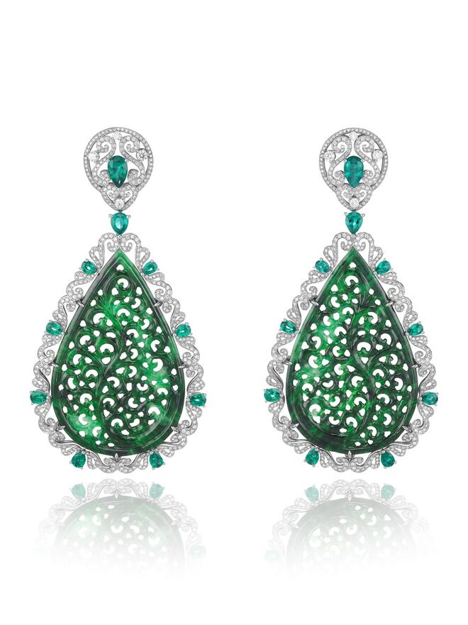 Brincos em ouro branco com jades, esmeraldas e diamantes, Chopard (preço sob consulta)