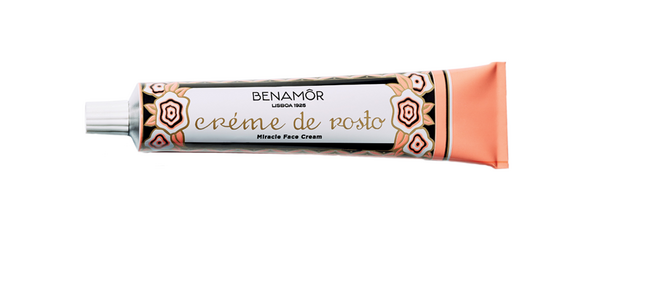 Art Deco em bisnagas | É a nova coqueluche dos produtos de culto da Fábrica Nally. A Benamor renasce no El Corte Inglés e n’A Vida Portuguesa, continuando a utilizar ingredientes de cosmética clássicos, alguns desde 1925. Do creme de rosto ao creme de mãos Alantoíne, os produtos eram adorados pela sociedade portuguesa e pela rainha D. Amélia.  www.benamor1925.com  