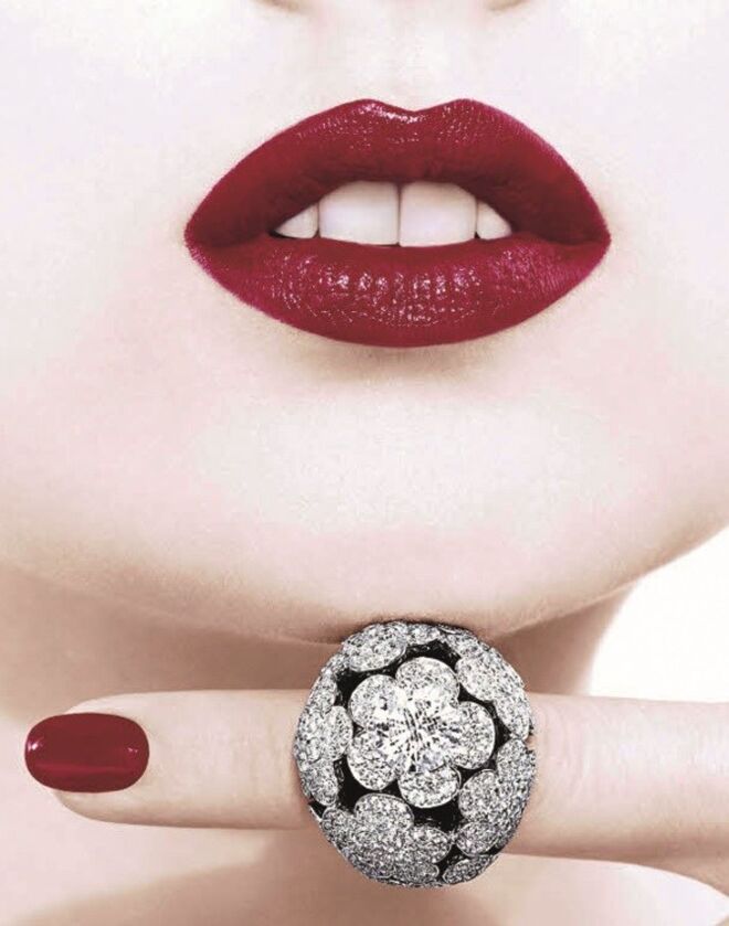 Na ponta dos dedos | Especializada em unhas de gel, a Nails’4Us é uma marca portuguesa que utiliza produtos próprios. As cores cm tons mate, brilhantes e metalizados são apenas algumas das propostas que fazem parte da montra de artigos da Nails4’Us. A marca tem lojas espalhadas por todo o país. Saiba qual fica mais perto de si em www.nails4us.com. 