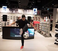 Adidas abre mega Store em Faro