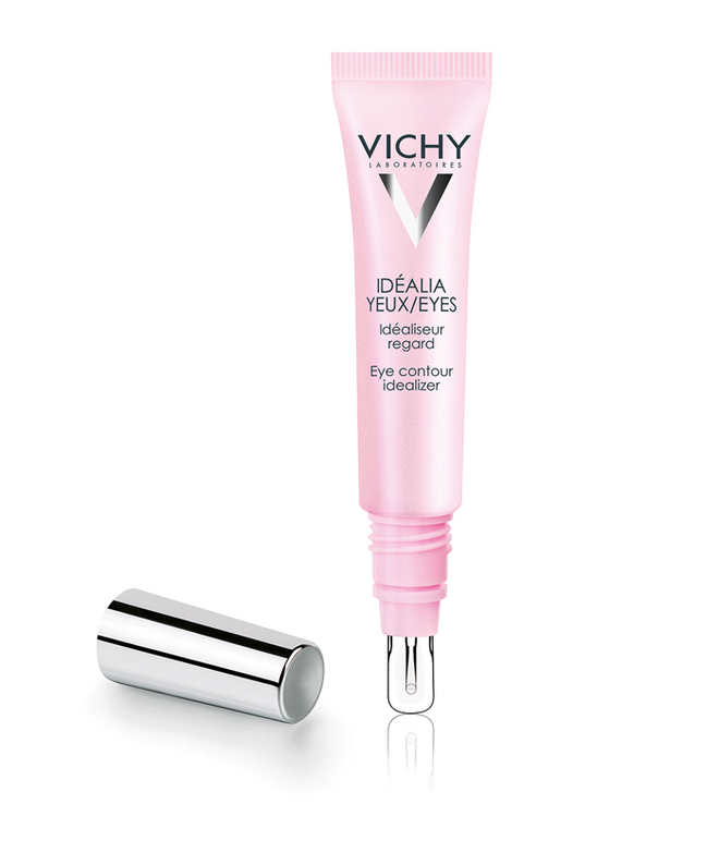 Idealia Eye Contour Idealizer, €23, Vichy | Com cafeína, vitamina B3 e iluminadores imediatos, este creme nacarado é perfeito para todo o tipo de olheiras, rídulas e zonas sombreadas do contorno dos olhos.