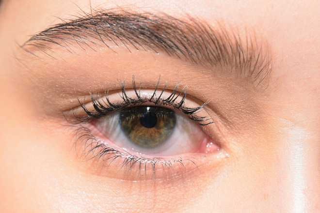 2. Limpe sempre, mesmo quando não está a utilizar maquilhagem. Escolha um desmaquilhante suave para todos os dias e um bifásico para quando utilizar maquilhagem à prova de água.