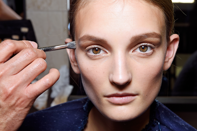 4. Utilize protetor solar. Esta zona é negligenciada na altura de utilizar FPS por ser mais sensível, mas há uma maneira de facilitar este processo. Escolha um stick labial mineral específico para peles sensíveis e, sempre que o aplicar nos lábios, passe-o também na zona exterior dos olhos.