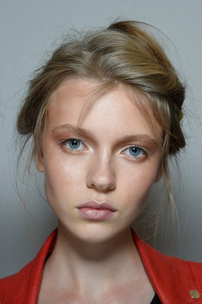 5. Dê importância ao gestual de aplicação. Aplique os cremes com ligeiros toques do dedo anelar e pressões suaves, sem espalhar ou esfregar.