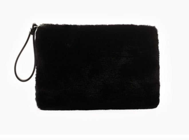 Clutch em pelo preto | Stradivarius, 12.95€