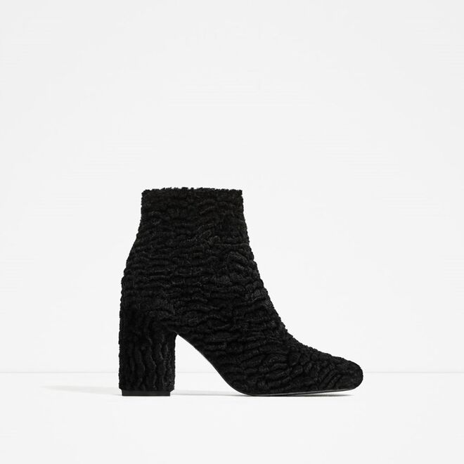 Botins em pelo preto | Zara, 59.95€